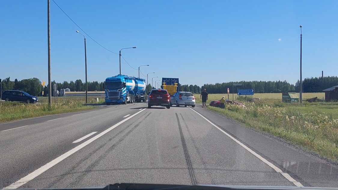 Hannukselantien onnettomuus kuva Tuomas Koivuniemi