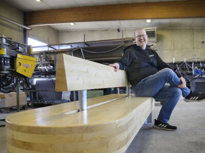 Jussi Eväsoja aseman penkit kesälehteen