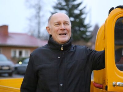 Jussia naurattaa Chevroletin vieressä, tj nolla