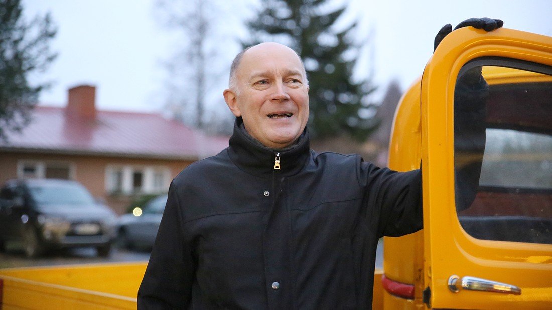 Jussia naurattaa Chevroletin vieressä, tj nolla