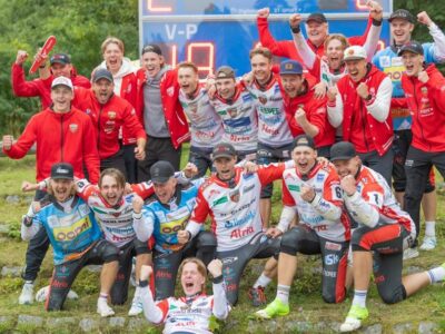 PUNAMUSTAT-KOSSUNousukuva_JussiNiukkala