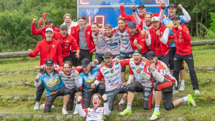 PUNAMUSTAT-KOSSUNousukuva_JussiNiukkala