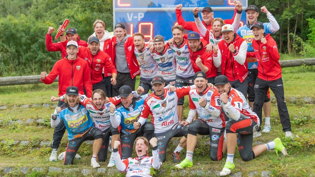 PUNAMUSTAT-KOSSUNousukuva_JussiNiukkala