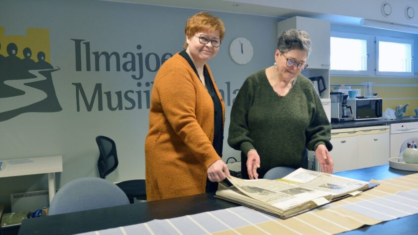 Musiikkijuhlat-digihistoriikin-tekija-kuvassa-Kreetta-Luoma-ja-Sari-Hanka