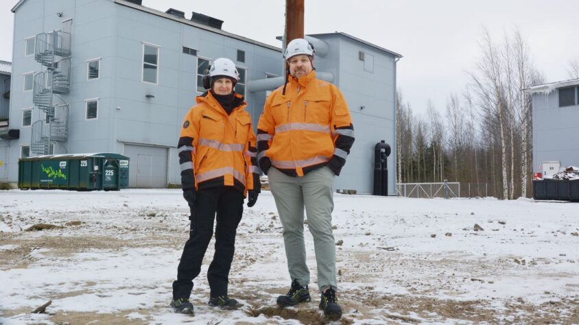 Datakeskuksen hukkalämpö kuvassa Kurikan Energialta Karita Prusti ja Petri Viinikainen