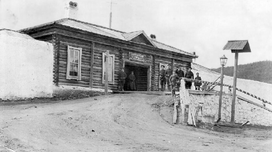 Akatuin vankilan portti vuoden 1907 tienoilla
