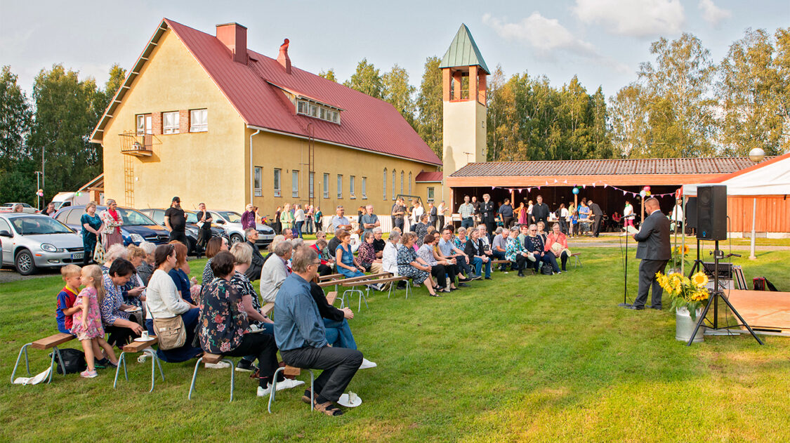 Koskenkorvan srktalo 70v yleisöä ulkona_ Heikki Peräaho