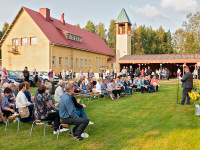 Koskenkorvan srktalo 70v yleisöä ulkona_ Heikki Peräaho