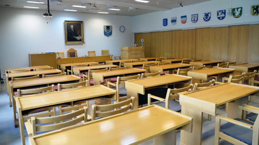 Tyhjä valtuustosali